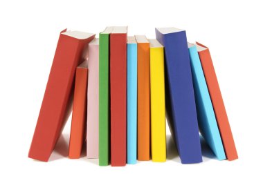 Beyaz arka planda yalıtılmış küçük kitap sırası .