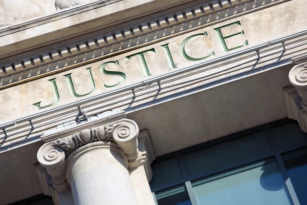 Justice sign on a Courtroom Building. — Stock Photo, Image