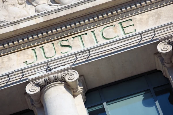 Assinatura de justiça num edifício do tribunal . — Fotografia de Stock