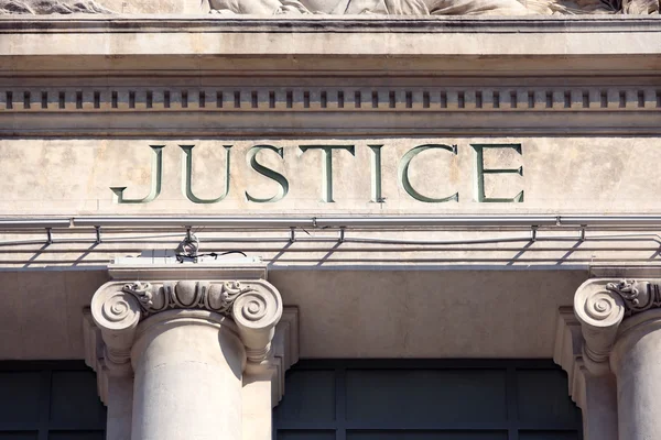 Justice sign on a Courthouse Building. — Stock Photo, Image