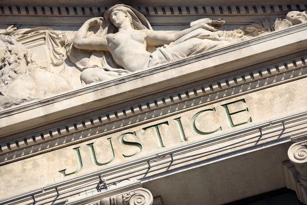 Firma de justicia en un edificio de la corte . —  Fotos de Stock