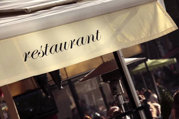 Französisches restaurant, paris france, tische, stühle, kunden essen — Stockfoto