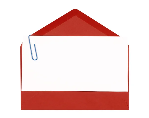 Envelope vermelho com convite de aniversário em branco ou cartão de saudações, t — Fotografia de Stock