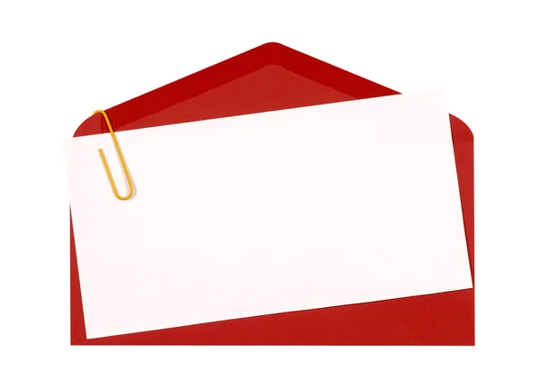 Червоний конверт з порожнім запрошенням на день народження або вітальна листівка, т — стокове фото