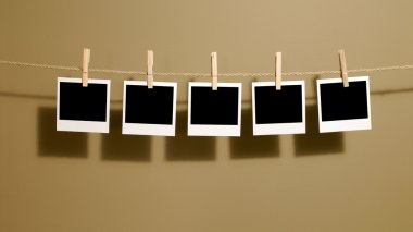 Bir ip üzerinde asılı veya satır yıkama Polaroid stili anlık fotoğraf baskıları