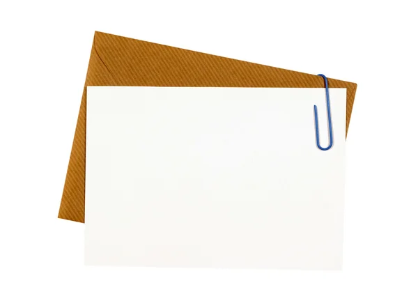 Envelope manila marrom, carta em branco ou cartão de mensagem, clipe de papel , — Fotografia de Stock