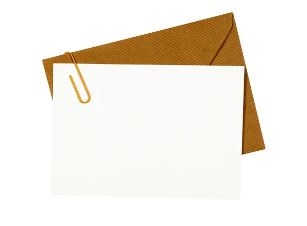 Envelope manila marrom, carta em branco ou cartão de mensagem, clipe de papel — Fotografia de Stock