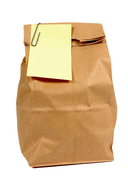 Бумажный пакет для ланча или продуктов с желтой почтой, липкая нота. — стоковое фото