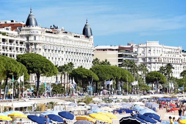 Cannes Strand mit Menschenmassen — Stockfoto
