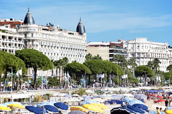 Plage de Cannes avec foule — Photo