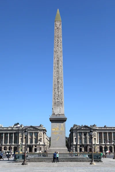 A turisták megcsodálhatják a híres obeliszk a Luxor Place de la Concor — Stock Fotó