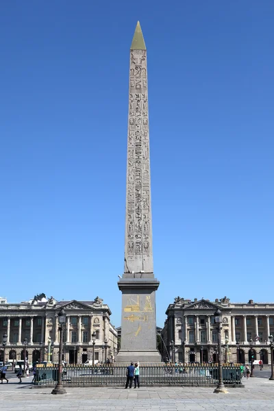 Tourists admiring the famous Obelisk of Luxor Place de la Concor — Stock Photo, Image