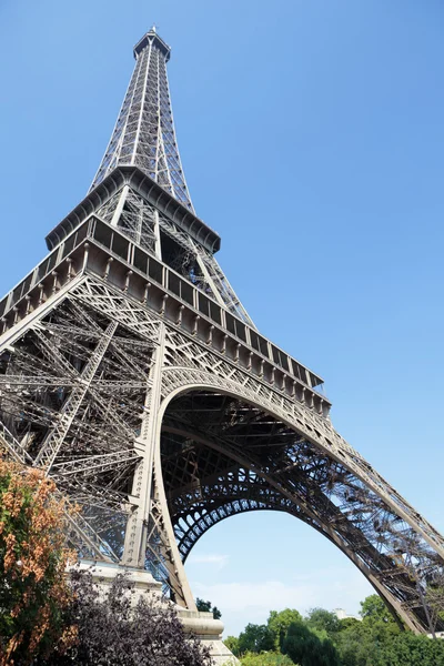 Torre Eiffel guardando verso l'alto vista grandangolare — Foto Stock