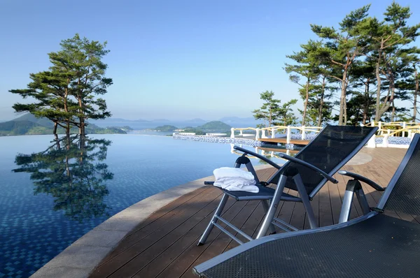 Spa resort hotel infinity zwembad — Stockfoto