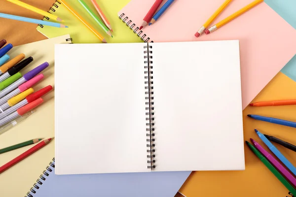 Mesa de estudante com caderno em branco — Fotografia de Stock