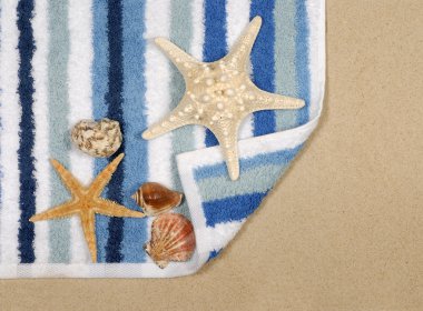 Deniz yıldızı ve havlu ile deniz kıyısı arka plan
