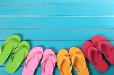 Mavi zemin kaplaması ile flip flop