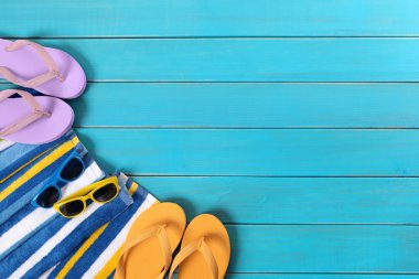 Mavi ahşap zemin kaplaması ile plaj sahnesi