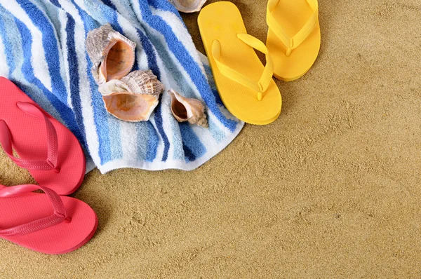 Fondo de playa con chanclas — Foto de Stock