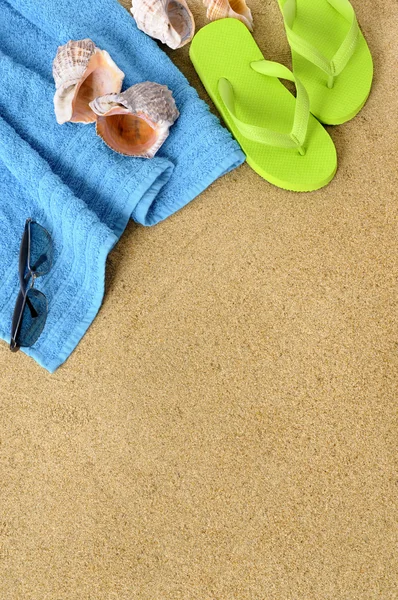 Fondo de playa con chanclas — Foto de Stock