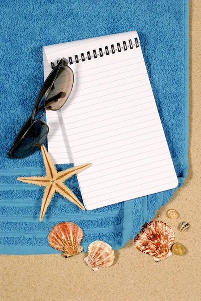 Escena de playa con libro en blanco — Foto de Stock