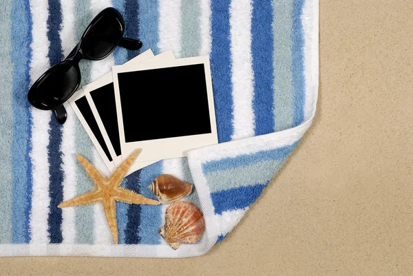 Fondo de costa con estrella de mar y toalla — Foto de Stock