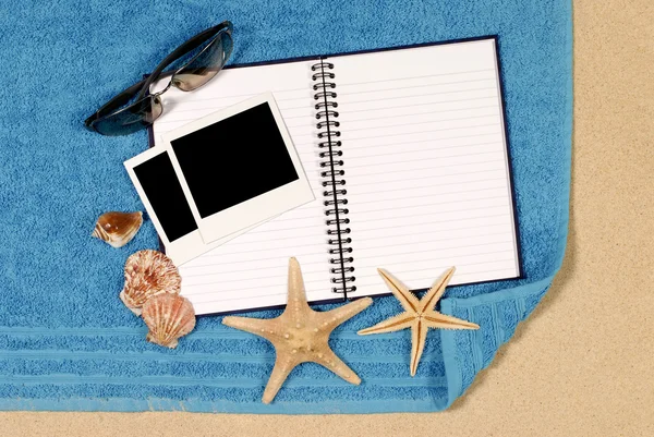 Escena de playa con libro en blanco — Foto de Stock