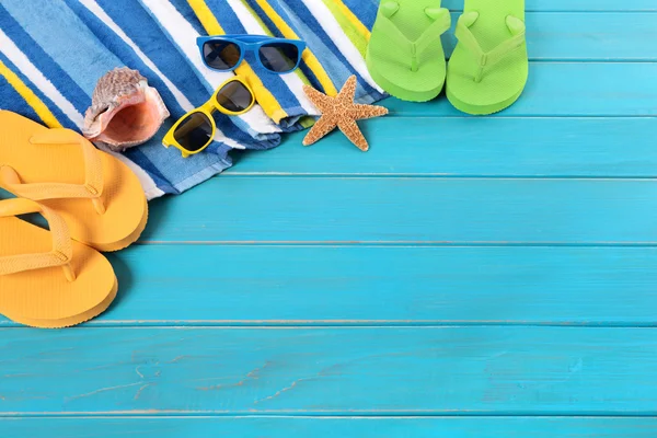 Scène de plage avec terrasse bleue — Photo