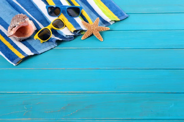 Cena de praia com decks azuis — Fotografia de Stock