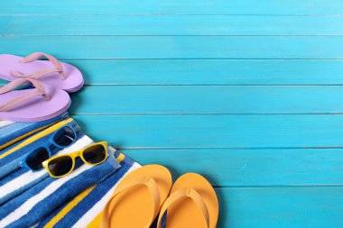 Mavi ahşap zemin kaplaması ile plaj sahnesi