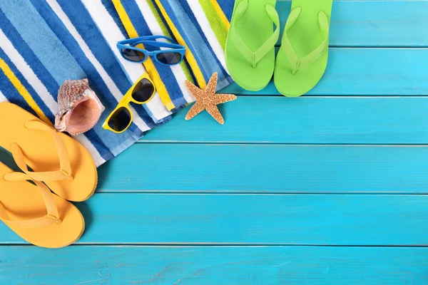 Beach scéna s modré dřevěné palubky — Stock fotografie