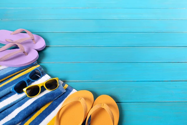 Mavi ahşap zemin kaplaması ile plaj sahnesi