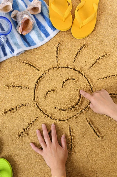 Niño con dibujo de sol sonriente — Foto de Stock