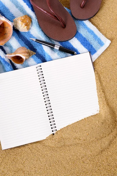 Fondo de playa con libro de escritura en blanco — Foto de Stock