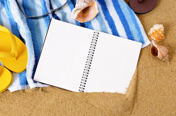 Fondo de playa con libro de escritura en blanco — Foto de Stock