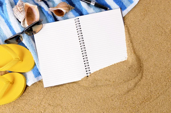 Fondo de playa con diario de verano — Foto de Stock