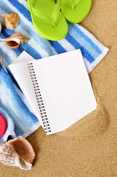 Fondo de playa con libro diario con libro diario —  Fotos de Stock