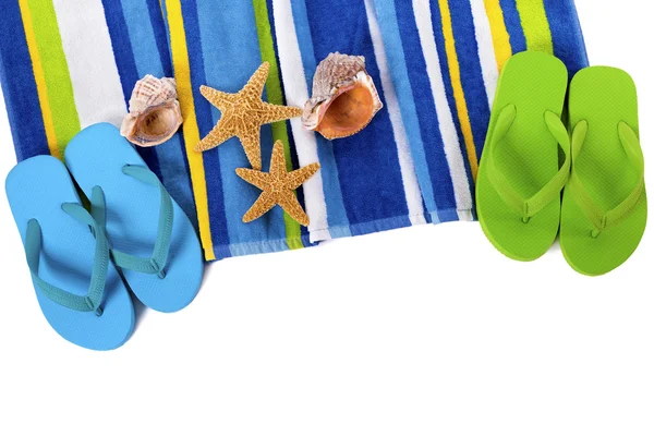 Flip flop papucs és nyári strand objektumok elszigetelt fehér background — Stock Fotó