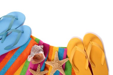 Floplar flip ve beyaz arka plan üzerinde izole beach nesneleri yaz