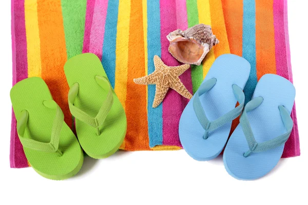 Flip flop papucs és nyári strand objektumok elszigetelt fehér background — Stock Fotó