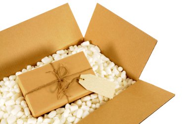 Karton teslimat kutusu ile kahverengi kağıt posta paket içinde