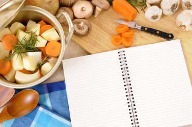 Güveç pot organik sebze ve otlar mutfak iş üzerinde