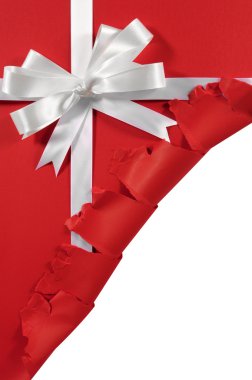 Noel veya doğum günü beyaz sadan hediye kurdele ve kırmızı pap üzerinde yay