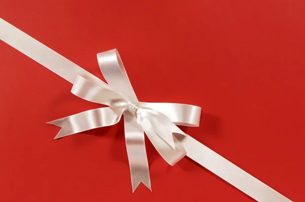 White gift ribbon and bow on red paper (XL) — 图库照片