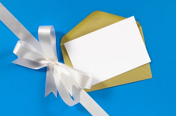 Cartão de Natal com fita de presente e arco em cetim branco em azul p — Fotografia de Stock
