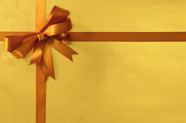 Boże Narodzenie lub prezent urodzinowy złoty folia metaliczna z de — Zdjęcie stockowe