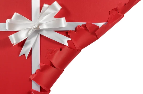 Nastro regalo di Natale o compleanno in raso bianco e fiocco su pap rosso — Foto Stock