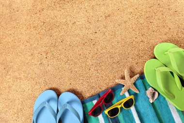 Güneş gözlüğü ve flip flop ile plaj arka plan manzara