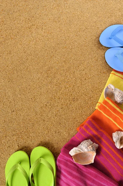 Fondo de playa con chanclas — Foto de Stock