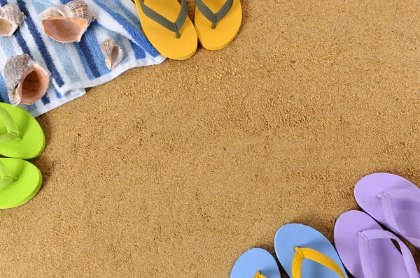 Fundo de praia com chinelos — Fotografia de Stock